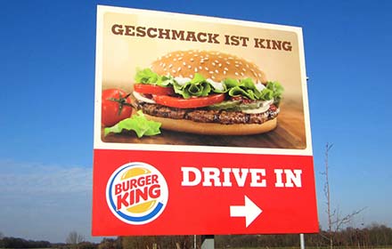 Werbeschilder und Hinweisschilder